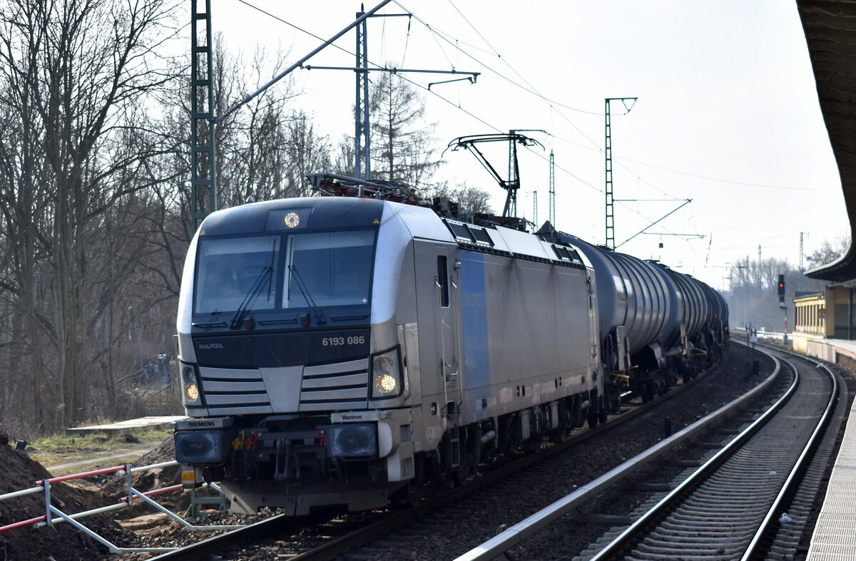 TX Logistik AG, Troisdorf [D] mit der Railpool Vectron  6193 086  [NVR-Nummer: 91 80 6193 086-6 D-Rpool] und einem Kesselwagenzug (leer) Richtung Stendell am 16.02.23 Berlin Buch.