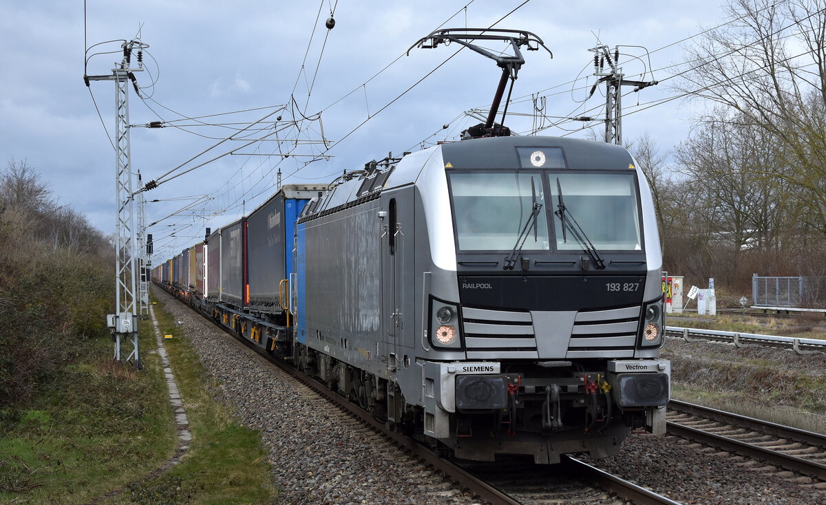 TX Logistik AG, Troisdorf [D] mit der Railpool Vectron  193 827  [NVR-Nummer: 91 80 6193 827-3 D-Rpool] und KLV-Zug aus Rostock Seehafen kommend am 13.03.23 Durchfahrt Bahnhof Berlin-Hohenschönhausen.