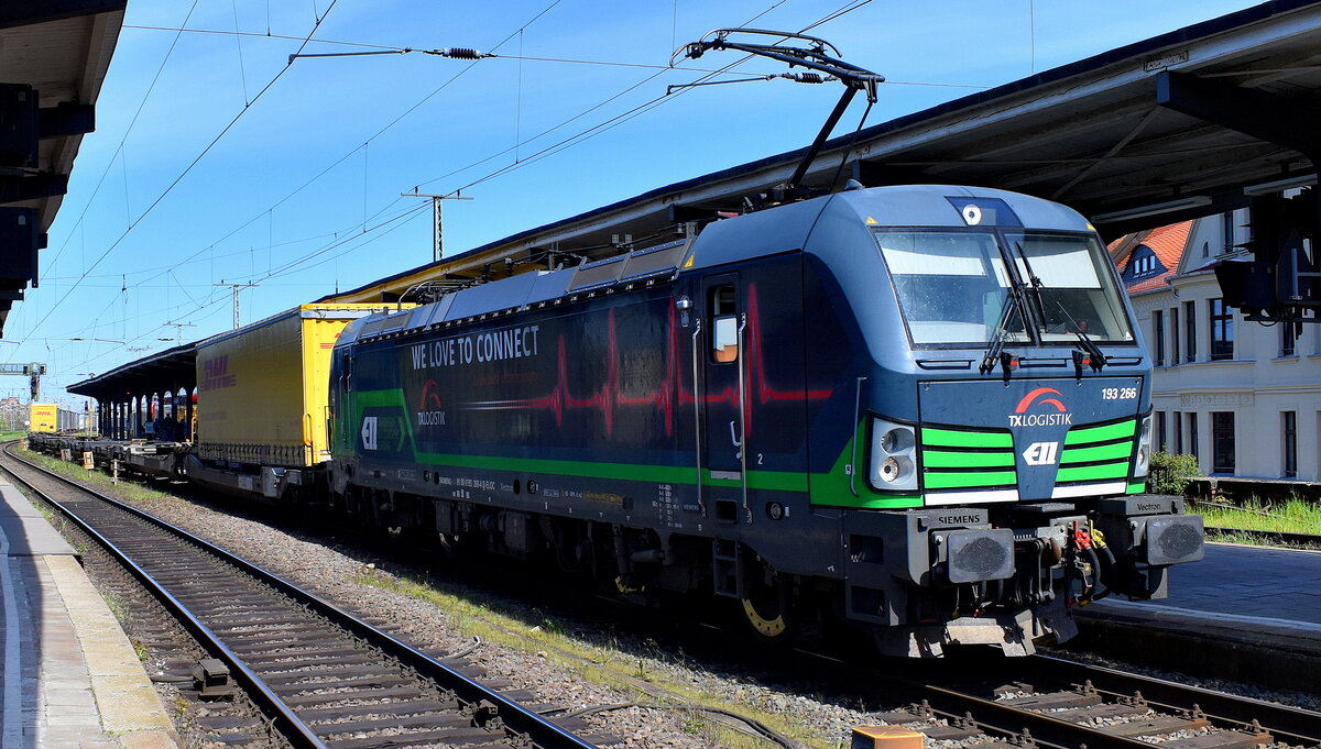 TX Logistik AG, Troisdorf [D] mit der ELL Vectron  193 266  [NVR-Nummer: 91 80 6193 266-4 D-ELOC] und einem KLV-Zug am 03.05.23 Durchfahrt Bahnhof Magdeburg Neustadt.