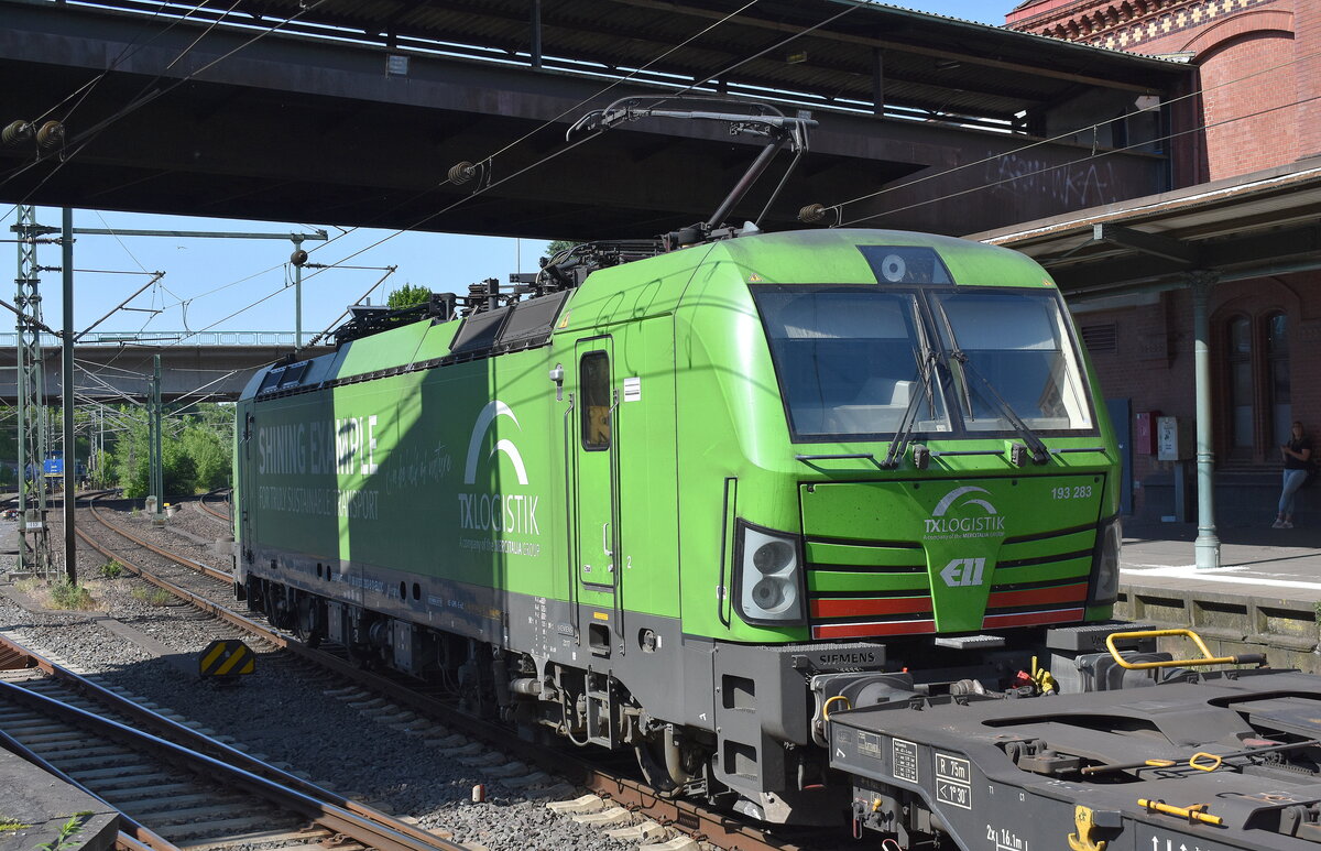 TX Logistik AG, Troisdorf [D] mit der ELL Vectron  193 283  [NVR-Nummer: 91 80 6193 283-9 D-ELOC] und einem KLV-Zug am 13.06.23 Durchfahrt Bahnhof Hamburg-Harburg.