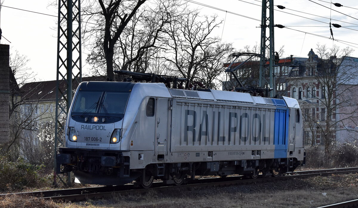 TX Logistik AG, Troisdorf [D] mit der Railpool Lok  187 006-2  [NVR-Nummer: 91 80 6187 006-2 D-Rpool] am 29.01.24 bei der Durchfahrt Bahnhof Magdeburg Neustadt.
