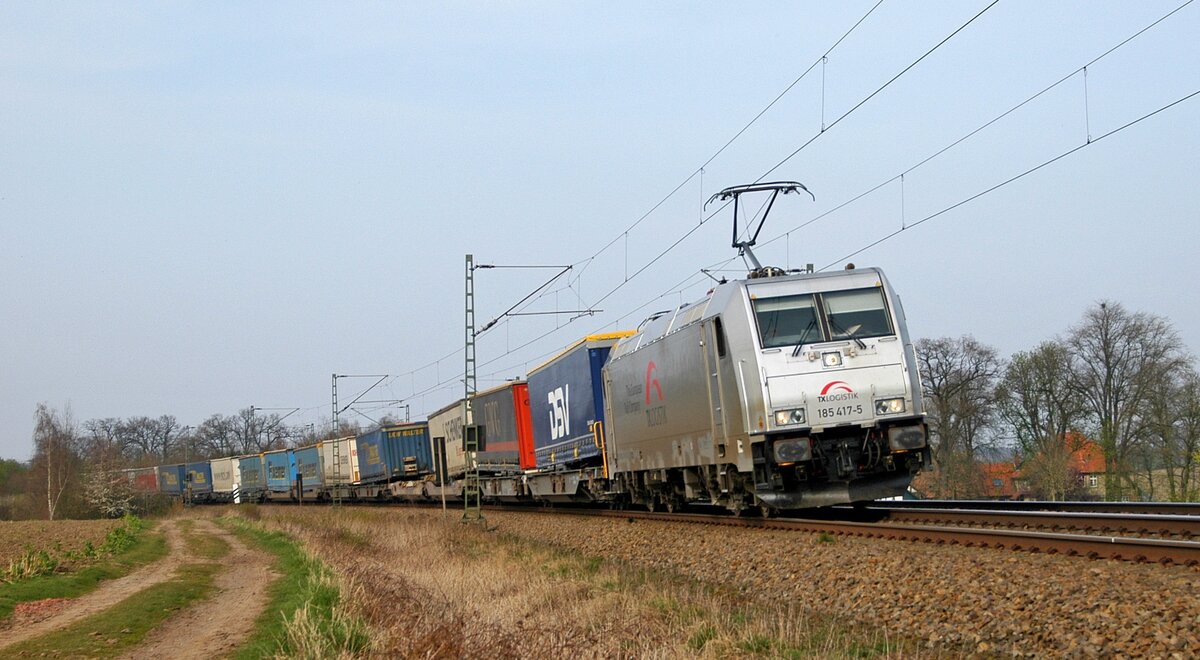 TX Logistik Austria 185 417 mit KLV-Zug in Richtung Osnabrück (Vehrte, 30.03.2014).