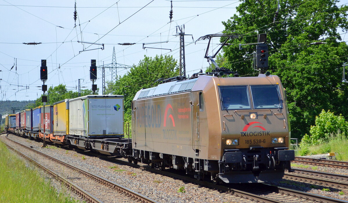 TX Logistik Austria GmbH, Schwechat [A] mit der goldenen  185 538-6  [NVR-Nummer: 93 81 0185 538-6 A-TXLA] und Taschenwagenzug am 03.06.21 Durchfahrt Bf. Saarmund.