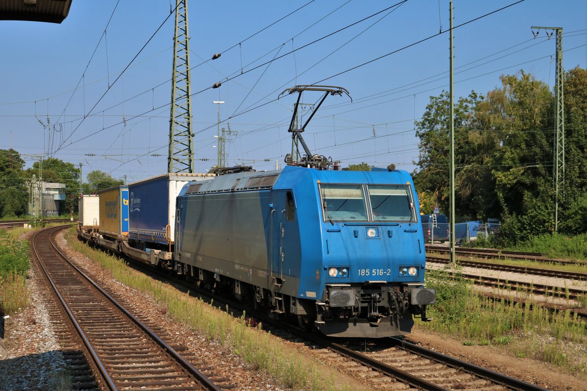 TX Logistik Bombardier Traxx 185 516-2 in München Trudering am 11.08.20 vom Bahnsteig aus fotografiert