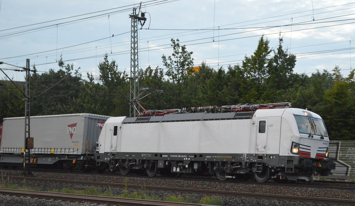 TX Logistik GmbH, Bad Honnef [D] mit der ganz neuen noch weißen Alpha Trains Vectron  193 596  (NVR:  91 80 6193 596-4 D-ATLU ) und Taschenwagenzug am 25.08.21 Vorbeifahrt Bf. Hamburg-Harburg.