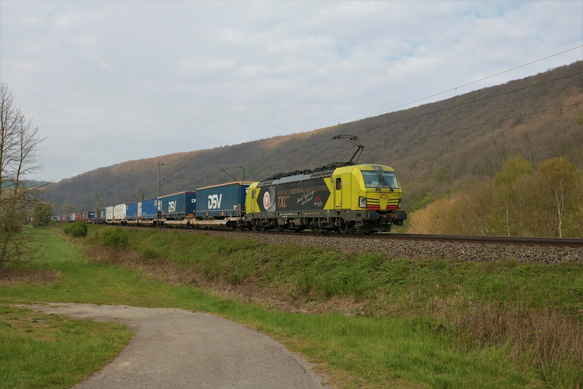 TX Logistik Siemens Vectron 193 556-8 mit KLV Zug in Wernfeld am 01.05.21
