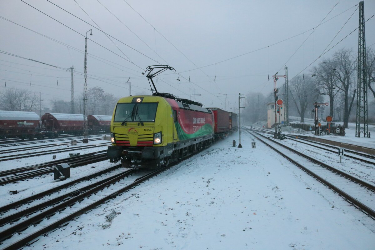 TX Logistik Siemens Vectron 193 557-6 mit KLV im winterlichen Hanau Hbf Südseite am 17.12.22