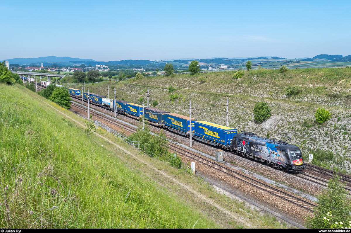 TXL 182 560  25 Jahre Mauerfall  mit einem UKV-Zug am 29. Mai 2017 zwischen Prinzersdorf und St. Pölten.