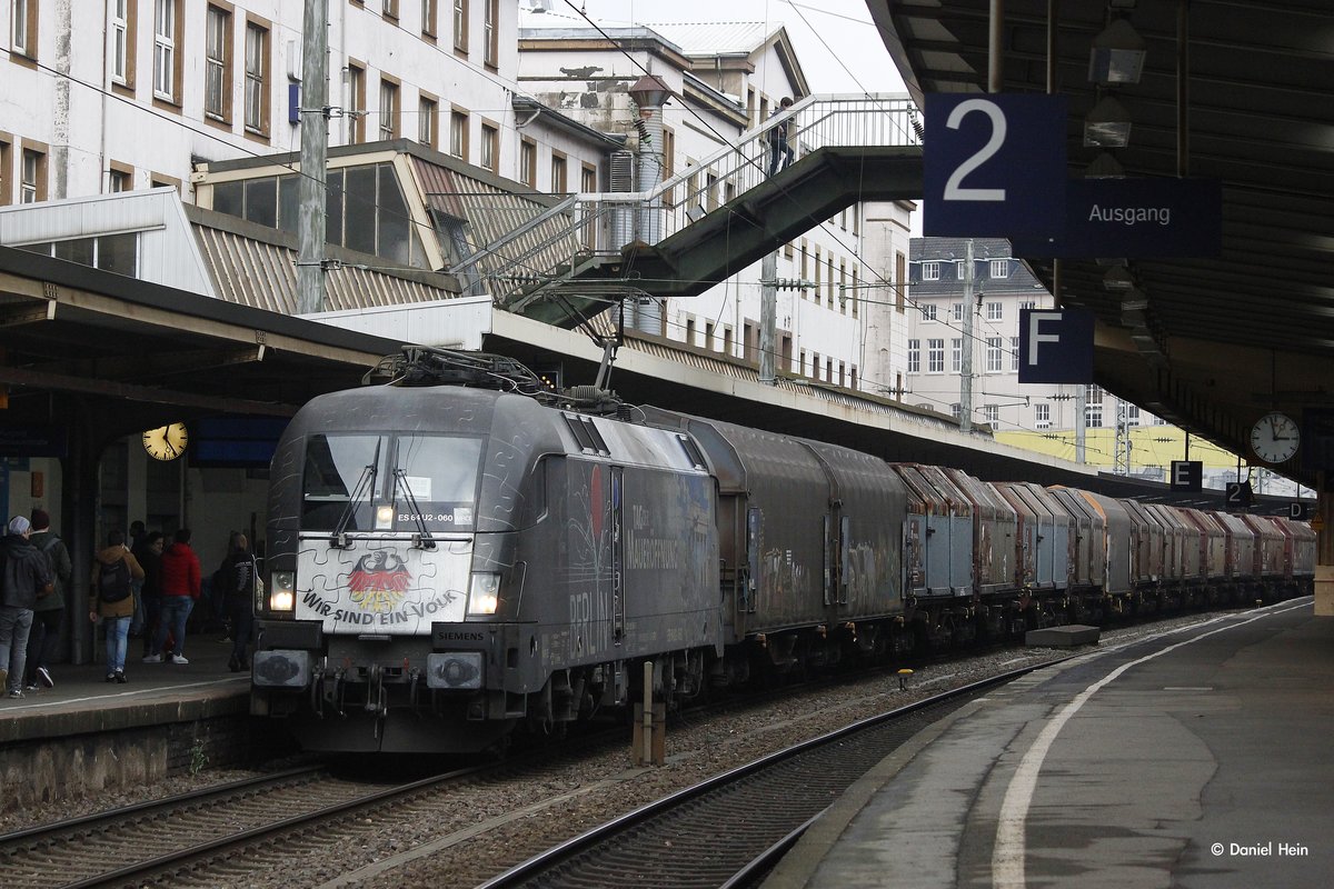 TXL 182 560/ ES 64 U2-060  Mauerfall  mit Stahlzug in Wuppertal Hbf, Dezember 2016.