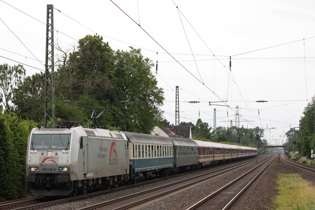 TXL 185 538 zog am 30.6.13 einen Sonderzug von Düsseldorf-Flughafen Richtung Hamburg durch Düsseldorf-Angermund.