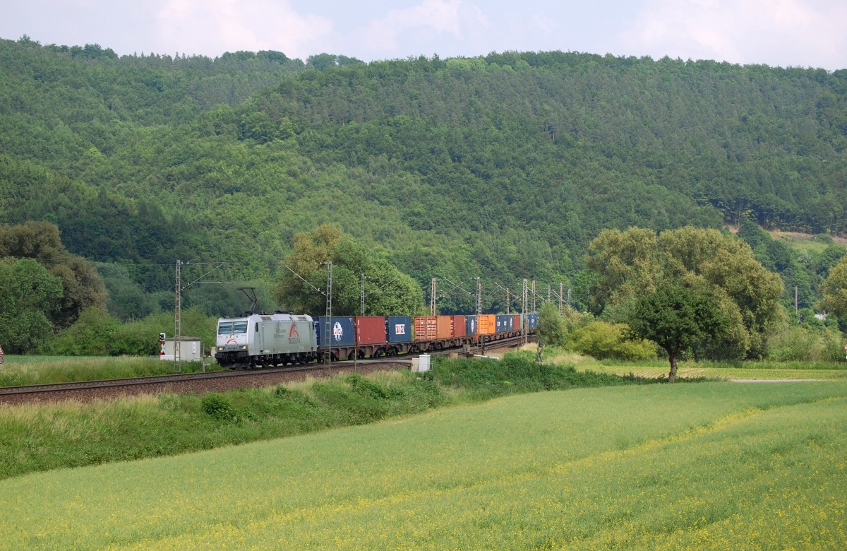 TXL 185 539-4 mit einem Containerzug am 11.06.2013 bei Freden