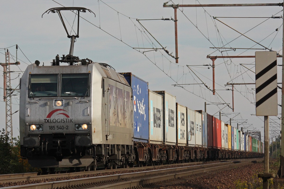 TXL 185 540 am 19.10.13 mit einem Containerzug in Dedensen-Gümmer.