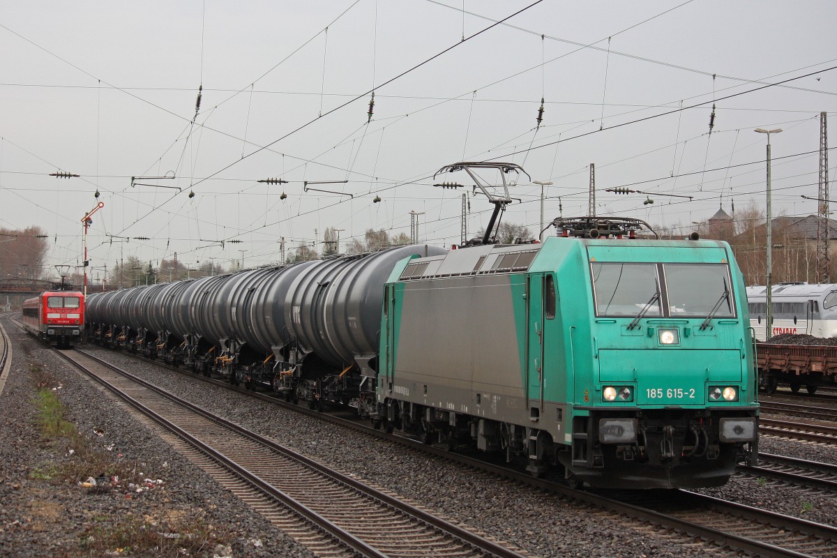 TXL 185 615 am 15.4.13 mit einem Kesselzug in Dsseldorf-Rath.