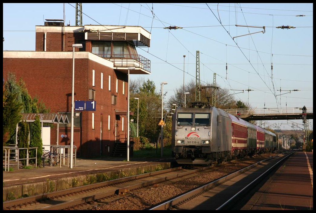 TXL 185539 passiert hier am 1.11.2008 um 14.53 Uhr auf der Fahrt nach Münster mit einem Müller Party Zug das Stellwerk im Bahnhof Hasbergen.