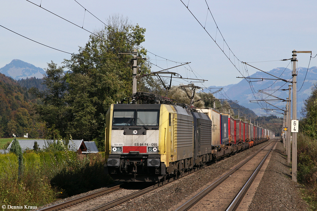 TXL 189 995 + 910 mit Klv Zug am 12.10.2014 in Schaftenau. Aufgenommen vom Bahnsteigende des Haltepunkts Schaftenau.