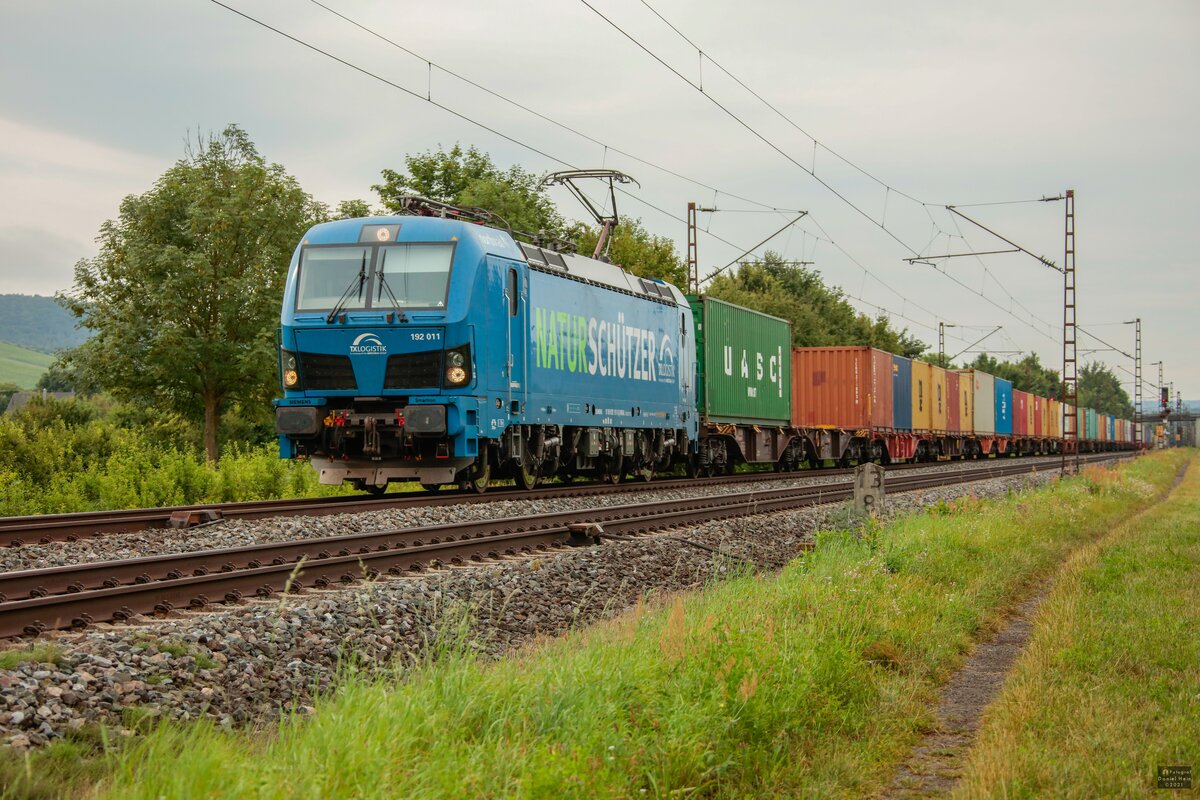 TXL 192 011  Naturschützer  mit Containerzug in Thüngersheim, August 2021.