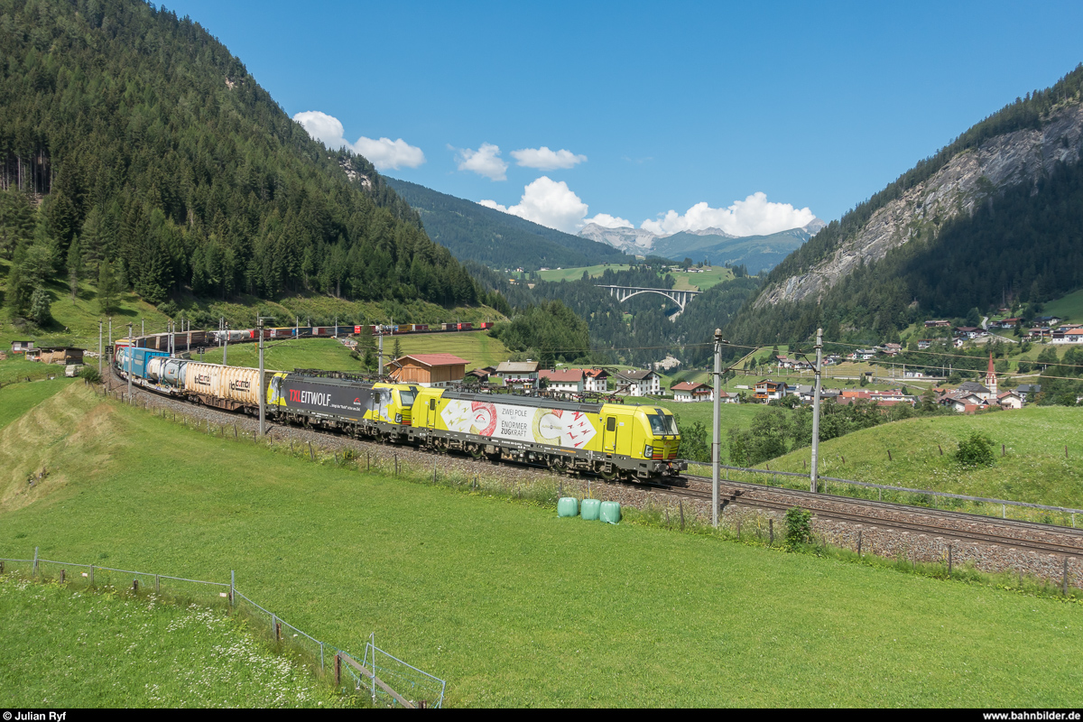 TXL 193 550 und 554 mit einem UKV-Zug am 25. Juli 2018 bei St. Jodok am Brenner.

