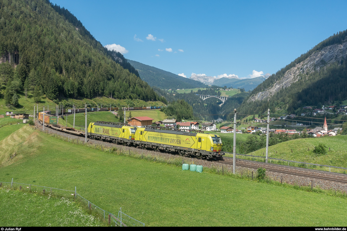 TXL 193 552 und 559 mit einem UKV-Zug am 25. Juli 2018 bei St. Jodok am Brenner.