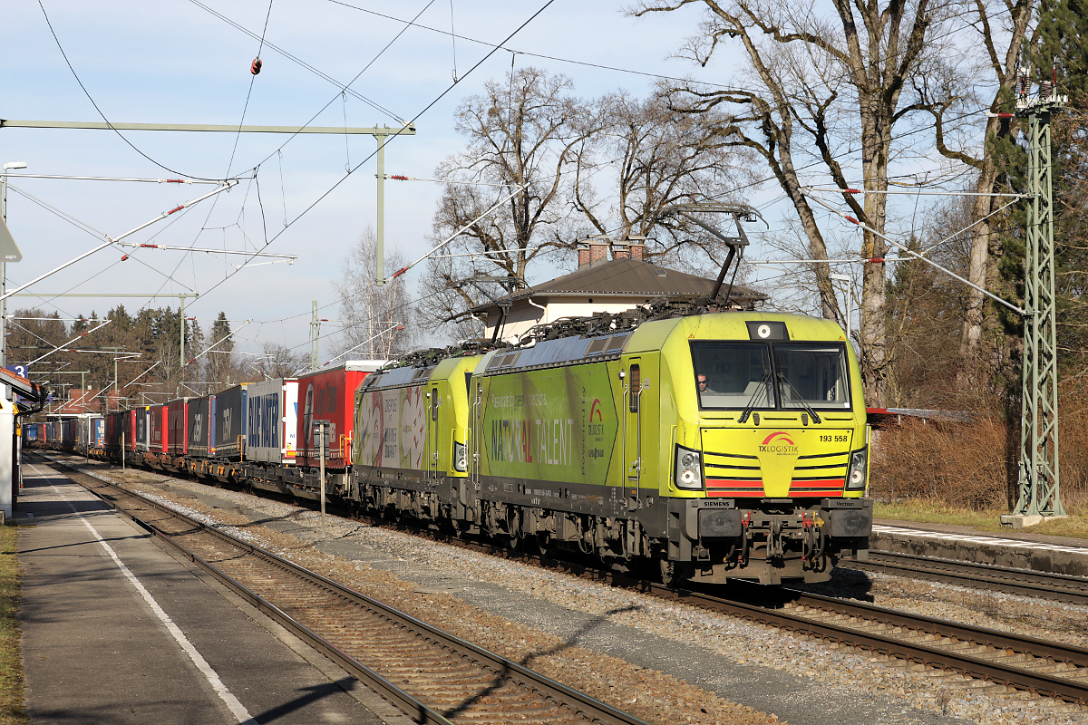 TXL 193 558  Natural Talent  und eine weitere 193 fahren mit einem KLV-Zug durch den Bahnhof Aßling, 17.12.2021