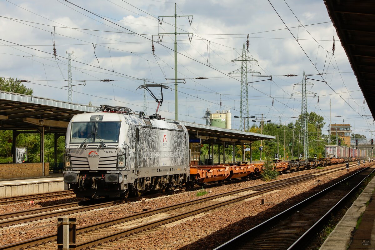 TXL 193 997-4  8500 Pferde  mit KLV in Berlin Schönefeld Flughafen, August 2023.