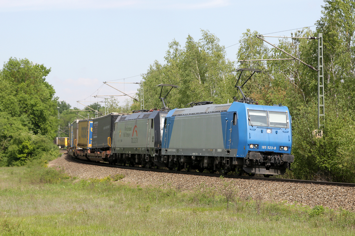 TXL-Doppel 185 523 und 185 407 bei der Einfahrt in die südl. Umgehung des Rangierbahnhofs MÜnchen Nord, 16.05.2020