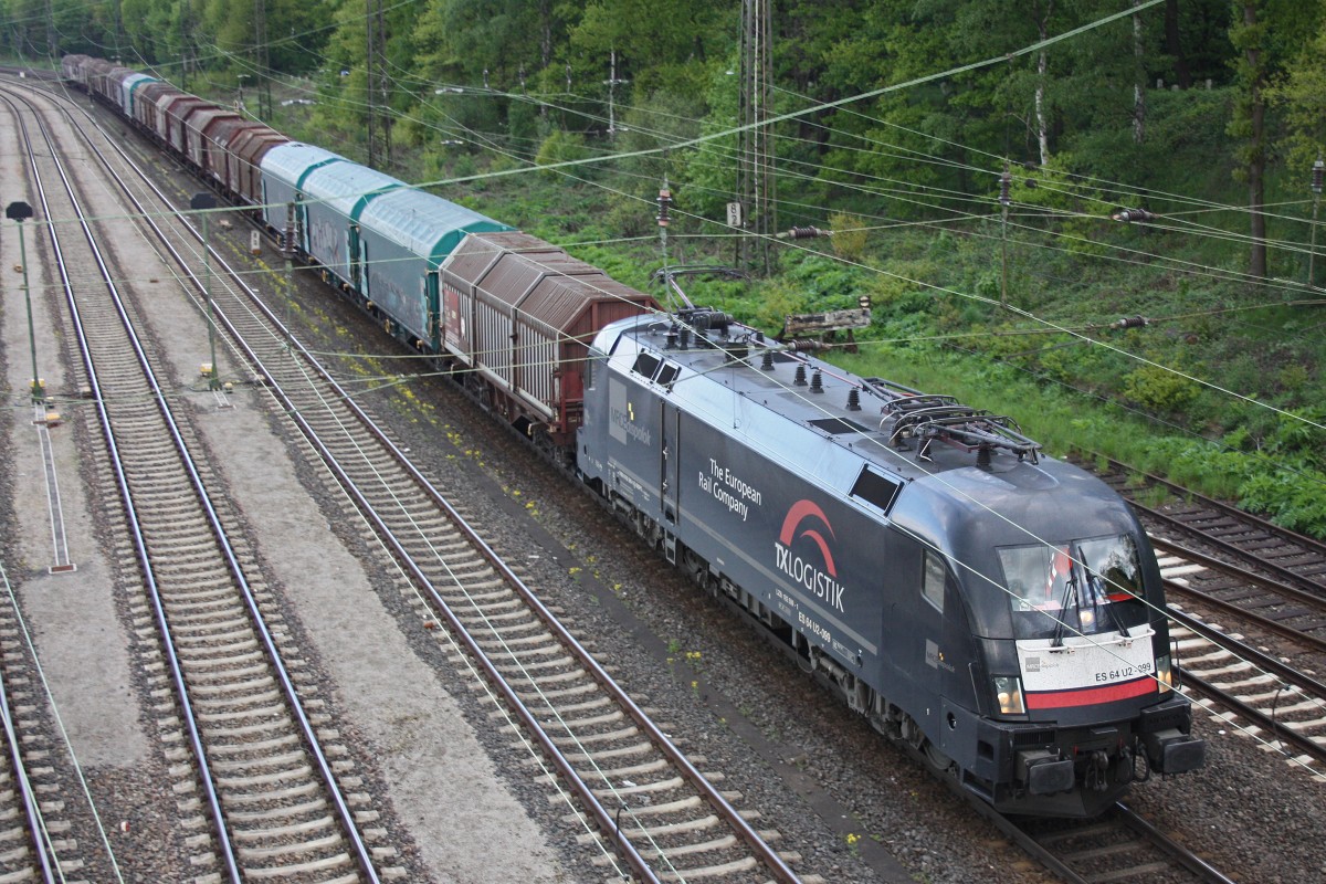 TXL ES 64 U2-099 am 12.5.13 mit einem Stahlzug in Duisburg-Entenfang.