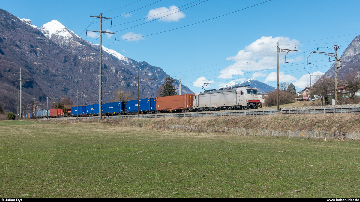 TXL Güterzug Richtung Süden mit 186 908 am 14. März 2018 bei Claro.