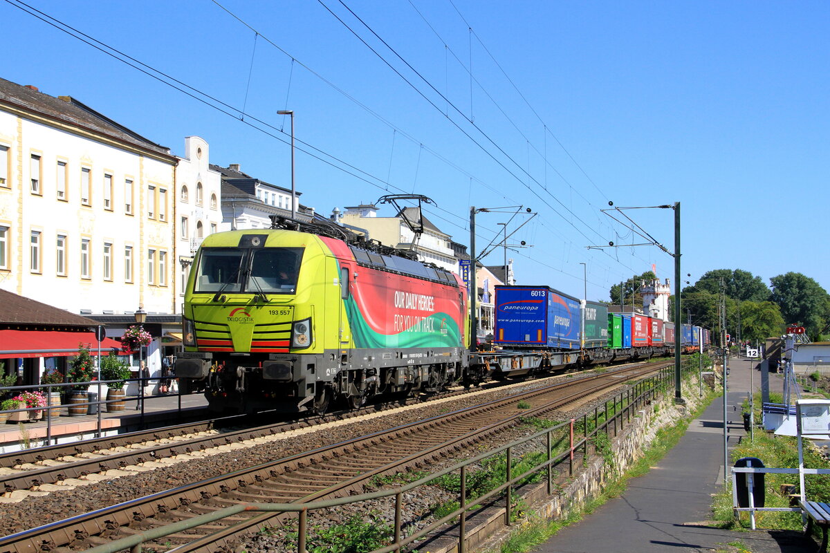 TXL Lok 193 557 passiert in Rüdesheim mit ein Containerzug, 7/9/2023