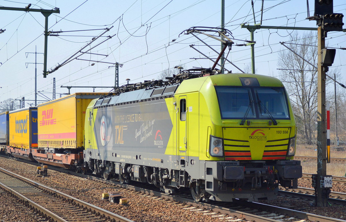 TXL mit der Alpha Trains Vectron 193 556  WITH THE LICENCE TO RAIL ...  [NVR-Number: 91 80 6193 556-8 D-ATLU]  und KLV-Zug am 25.03.18 Durchfahrt Bf. Flughafen Berlin-Schönefeld.