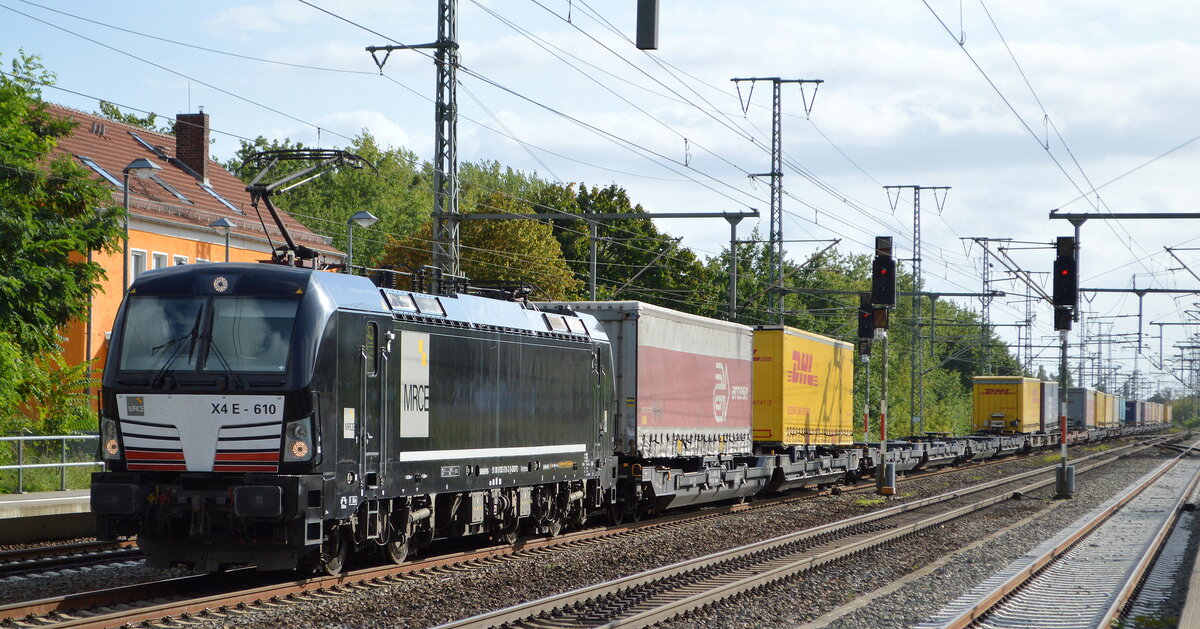 TXL mit der MRCE Vectron  X4 E - 610  [NVR-Nummer: 91 80 6193 610-3 D-DISPO] und Taschenwagenzug Richtung Rostock am 22.01.21 Durchfahrt Bf. Golm (Potsdam).