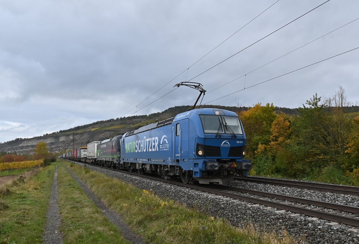 TXL Northrail 192 011 kommt mit der 193 277 kalt und einem Kastelzug bei Thüngersheim gen Würzburg gefahren. 26.10.2021