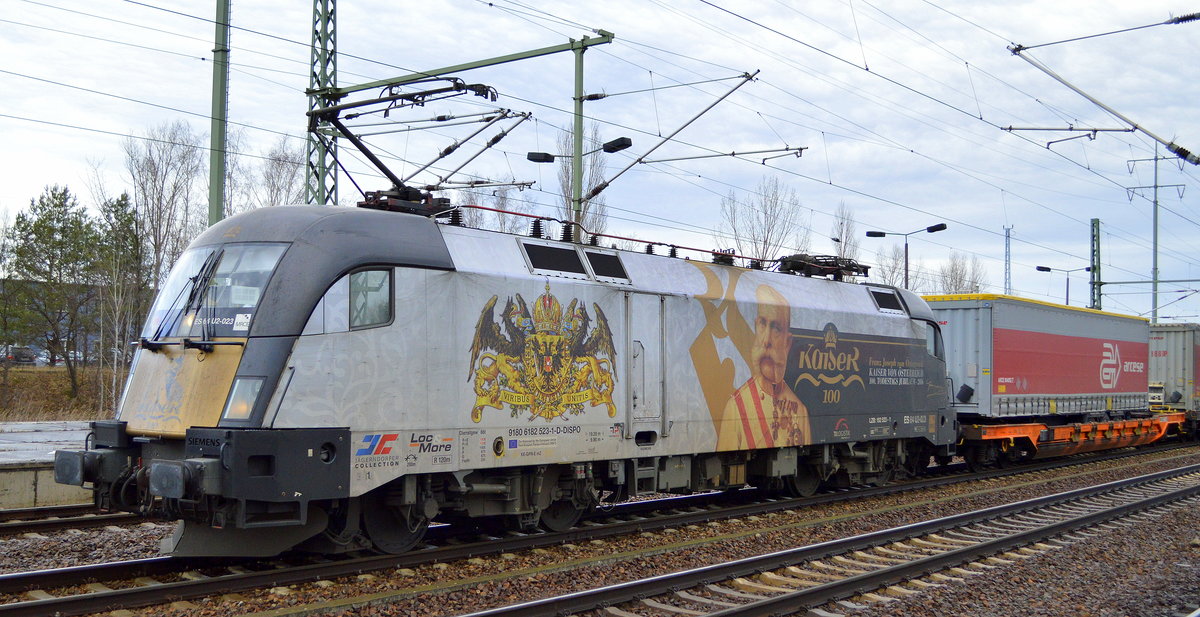TXL - TX Logistik AG mit dem MRCE Kaiser Franz Taurus   ES 64 U2-023  
[NVR-Number: 91 80 6182 523-1 D-DISPO] und KLV-Zug beim Kurzhalt Bf. Flughafen Berlin-Schönefeld, 04.03.19