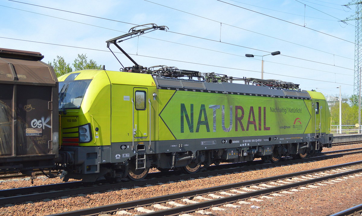 TXL - TX Logistik AG mit der Alpha Trains Vectron   193 559  [NVR-Nummer: 91 80 6193 559-2 D-ATLU]  NATURAIL  und Ganzzug Schiebewandwagen am 30.04.19 Durchfahrt Bf. Flughafen Berlin-Schönefeld.