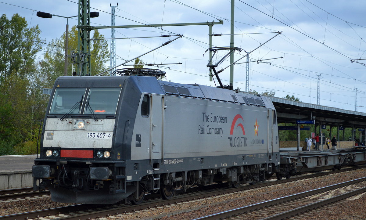 TXL - TX Logistik AG, Bad Honnef [D] mit der MRCE Dispo  185 407-4  (NVR-Nummer: 91 80 6185 407-4 D-DISPO] und Taschenwagenzug aus Rostock Richtung Verona am 18.09.19 Durchfahrt Bahnhof Flughafen Berlin Schönefeld.
