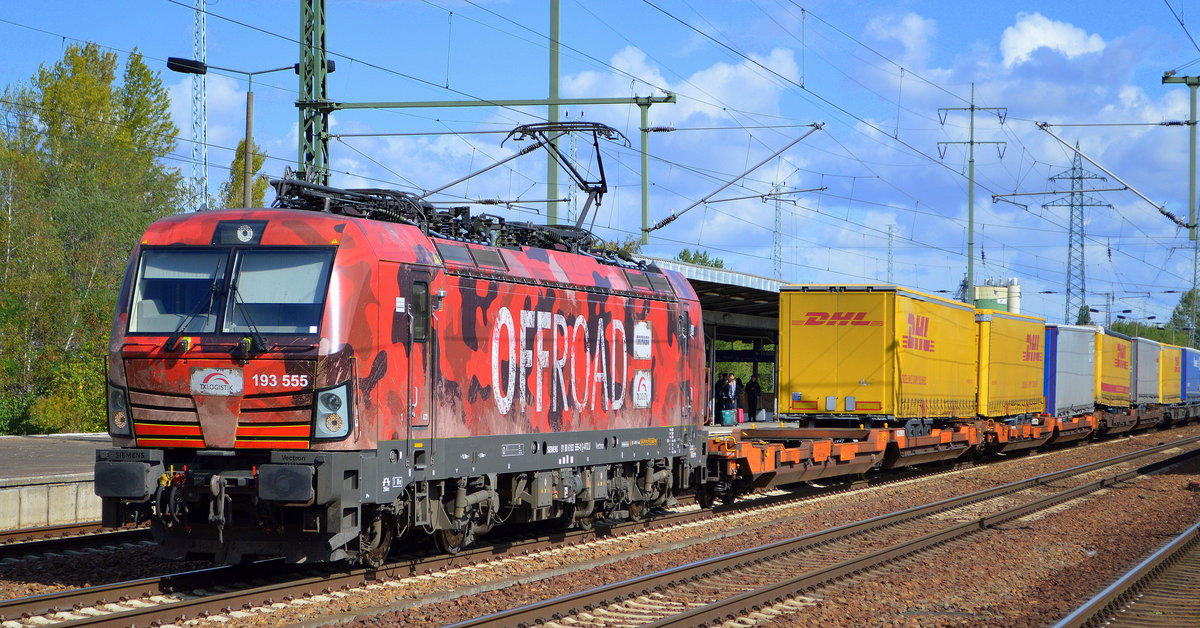 TXL - TX Logistik AG, Troisdorf [D] mit der Alpha Trains Vectron  193 555/OFFROAD  [NVR-Nummer: 91 80 6193 555-0 D-ATLU] und Taschenwagenzug ab Rostock Richtung Verona am 19.09.19 Durchfahrt Bahnhof Flughafen Berlin Schönefeld. 