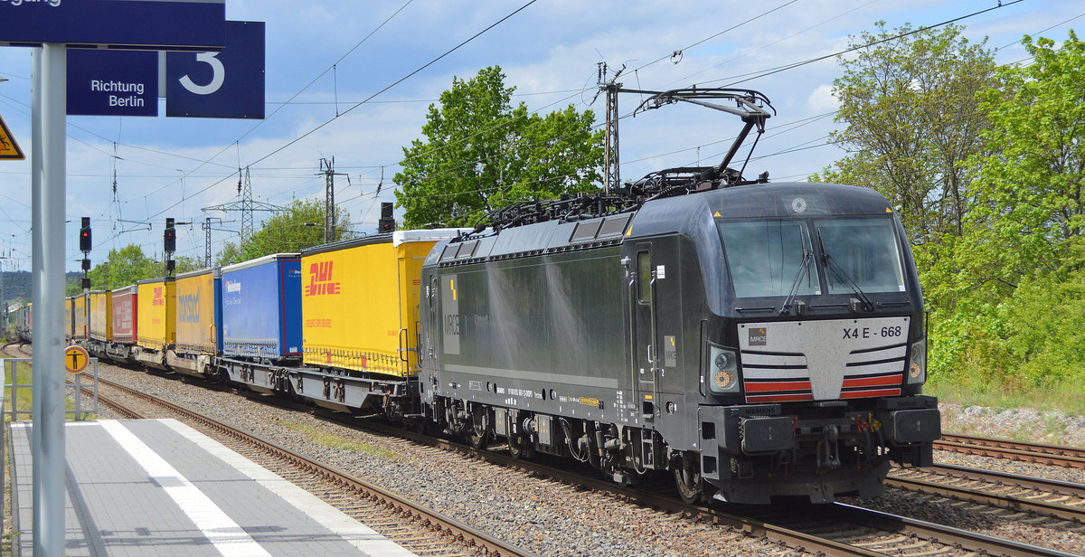 TXL - TX Logistik AG, Troisdorf [D] mit der MRCE Vectron  X4 E - 668  [NVR-Nummer: 91 80 6193 668-1 D-DISPO] und Taschenwagenzug Richtung Rostock am 13.05.20 Bf. Saarmund.
