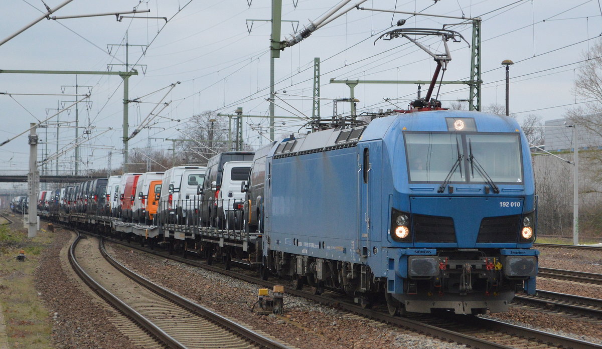 TXL - TX Logistik AG, Troisdorf [D] mit dem Smartron  192 010  [NVR-Nummer: 91 80 6192 010-7 D-NRAIL] und einem Fahrzeug-Transportzug mit fabrikneuen IVECCO Nutzfahrzeugen Richtung Nordosten? am 28.11.20 Durchfahrt Bf. BER Terminal 5.