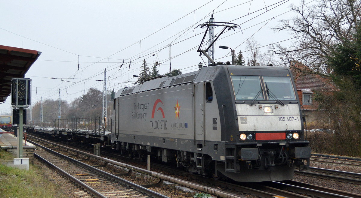 TXL - TX Logistik AG, Bad Honnef [D] mit  185 407-4  [NVR-Nummer: 91 80 6185 407-4 D-DISPO] und fast leerem Fahrzeug-Transportzug am 03.12.20 Bf. Berlin Hirschgarten.