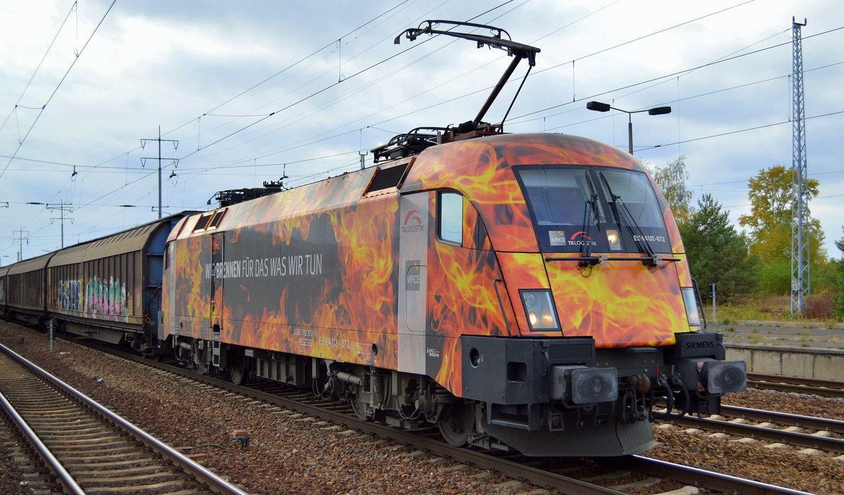 TXL - TX Logistik mit dem im Nordosten selten zu sehenden MRCE Taurus  ES 64 U2-072  (9180 6182 572-8 D-DISPO) mit der herrlichen Werbefolie   WIR BRENNEN FÜR DAS WAS WIR TUN  und gemischtem Güterzug Richtung Rostock am 04.10.18 Bf. Flughafen Berlin-Schönefeld.