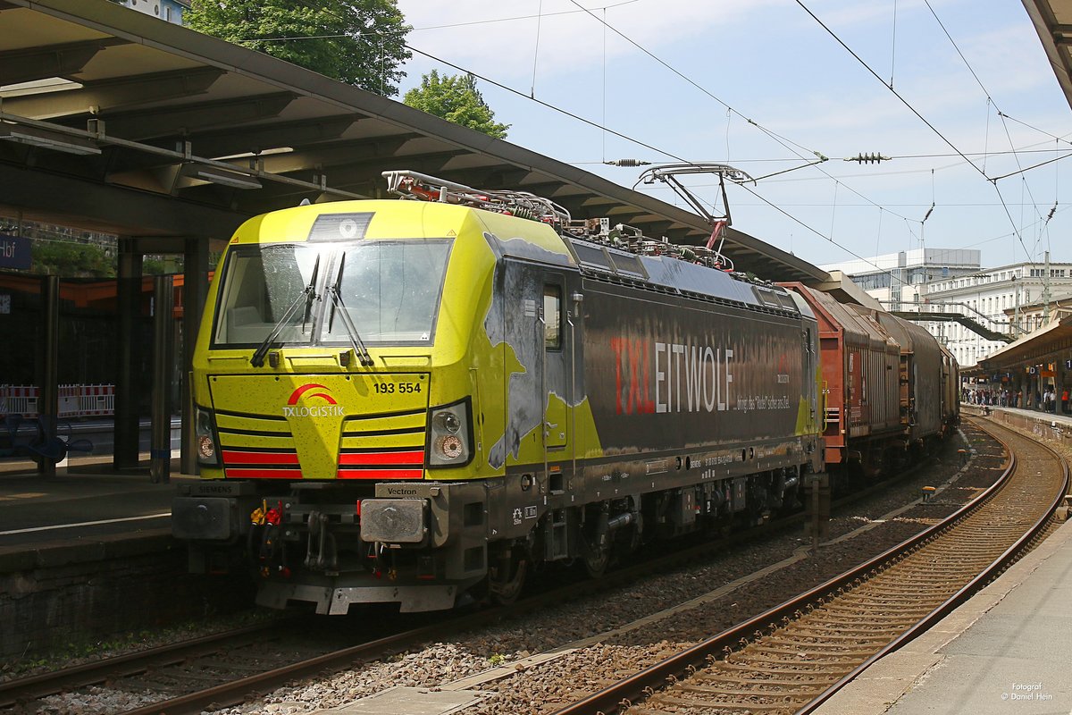 TXLeitwolf 193 554 mit Stahlzug in Wuppertal Hbf, am 15.06.2017.