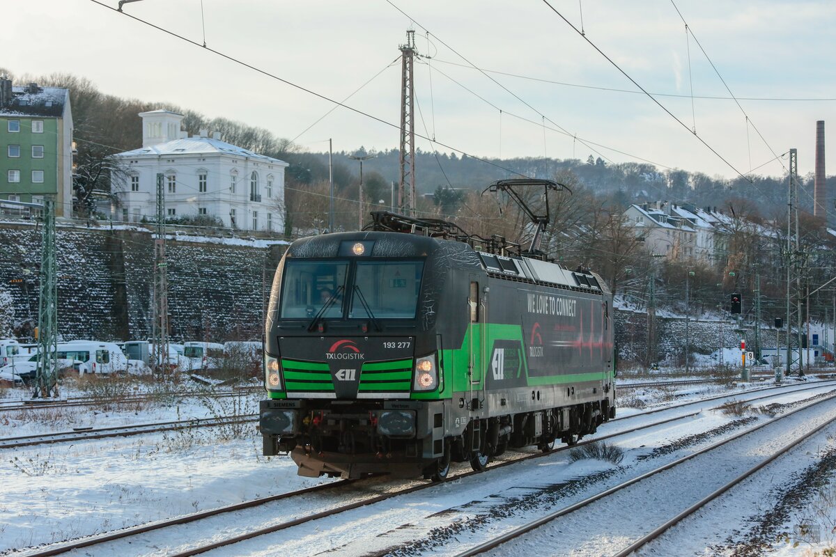 TXL/ELL 193 277  We love to connect  mit Fernlicht in Wuppertal, Januar 2026.
Gr��e zur�ck an den Lokf�hrer!