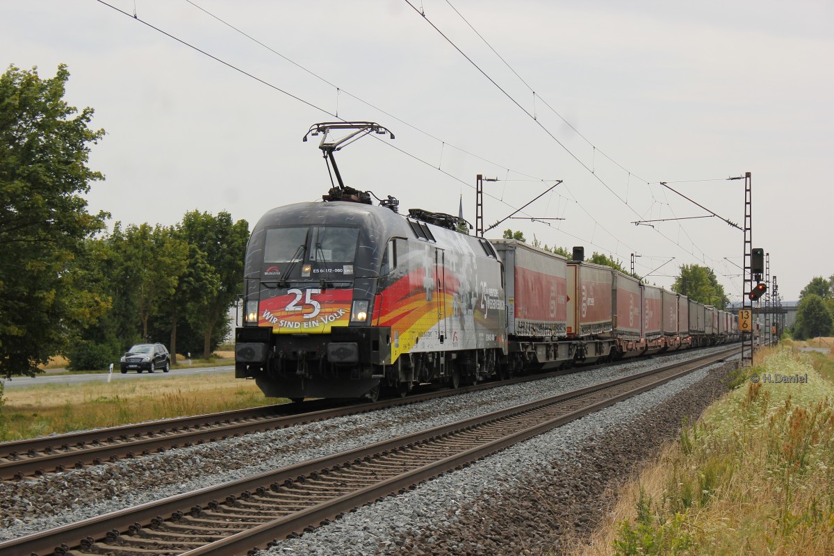 TXL/MRCE 182 560  25 Jahre Mauerfall  Taurus mit einem KLV Aufliegerzug in Th�ngersheim, Juli 2015.