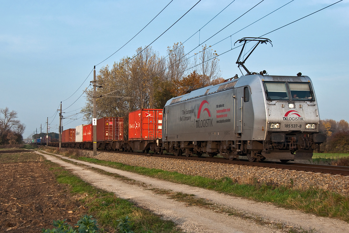 TXLogistik 185 537 ist am Nachmittag des 23.10.2013 kurz nach Tulln in Richtung St. P�lten unterwegs. 