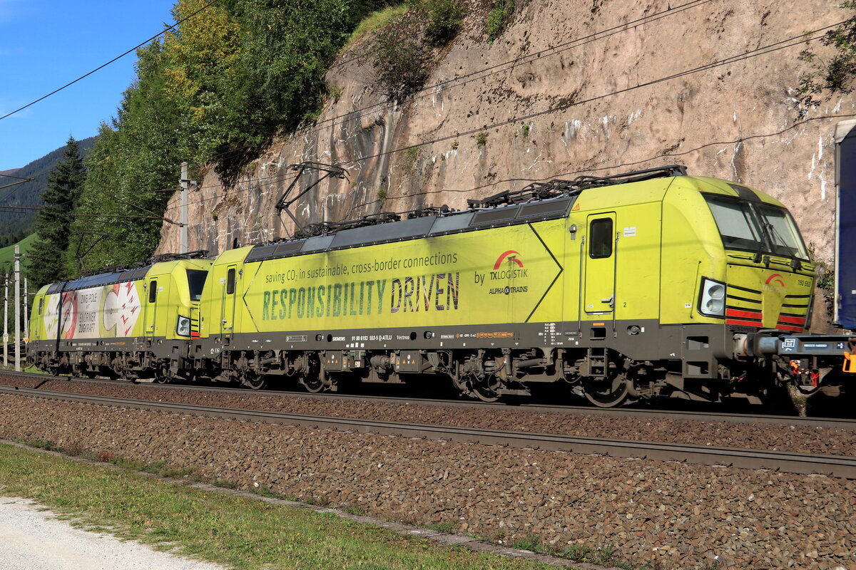 TXLogistik 193 550-1  Zwei Pole mit enormer Zugkraft  & 193 553-5  Responsibility Driven  vor einem talwärts fahrendem KLV Zug Richtung Deutschland. Aufgenommen bei Gries am Brenner am 25.09.2021