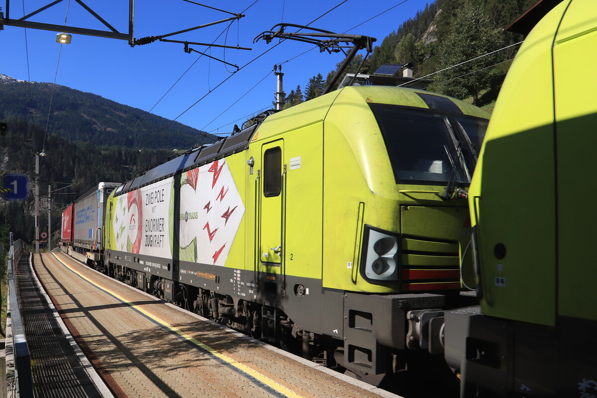 TXLogistik 193 551  Zwei Pole mit enormer Zugkraft  als zweite Lok des schweren KLV Zuges Richtung Brennerpass. Hier bei der Durchfahrt durch die Haltestelle St. Jodok am Brenner am 09.10.2021