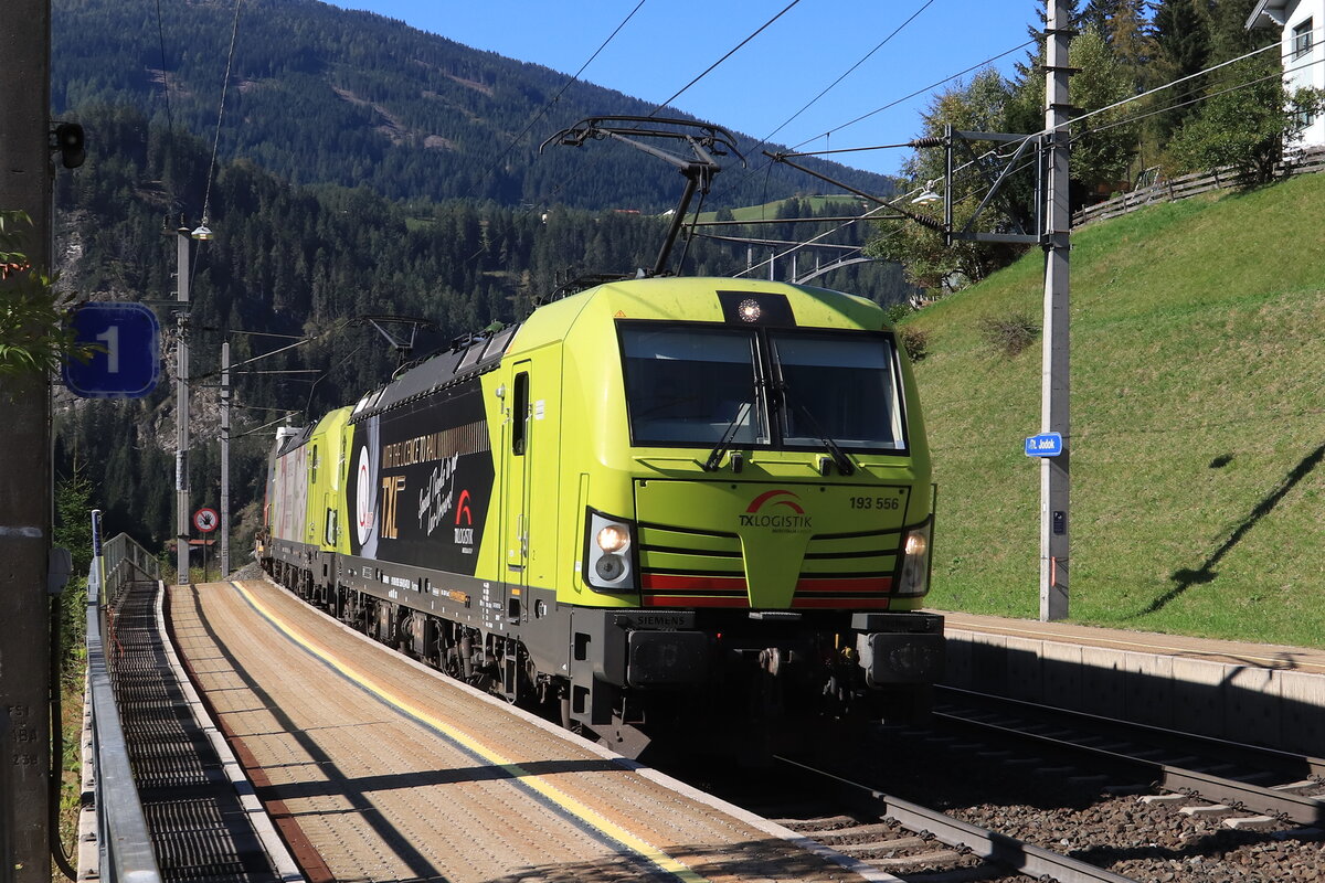 TXLogistik 193 556  With the licence to Rail  und eine weitere Vectron ziehen einen schweren KLV Zug Richtung Brennerpass. Hier bei der Durchfahrt durch die Haltestelle St. Jodok am Brenner am 09.10.2021