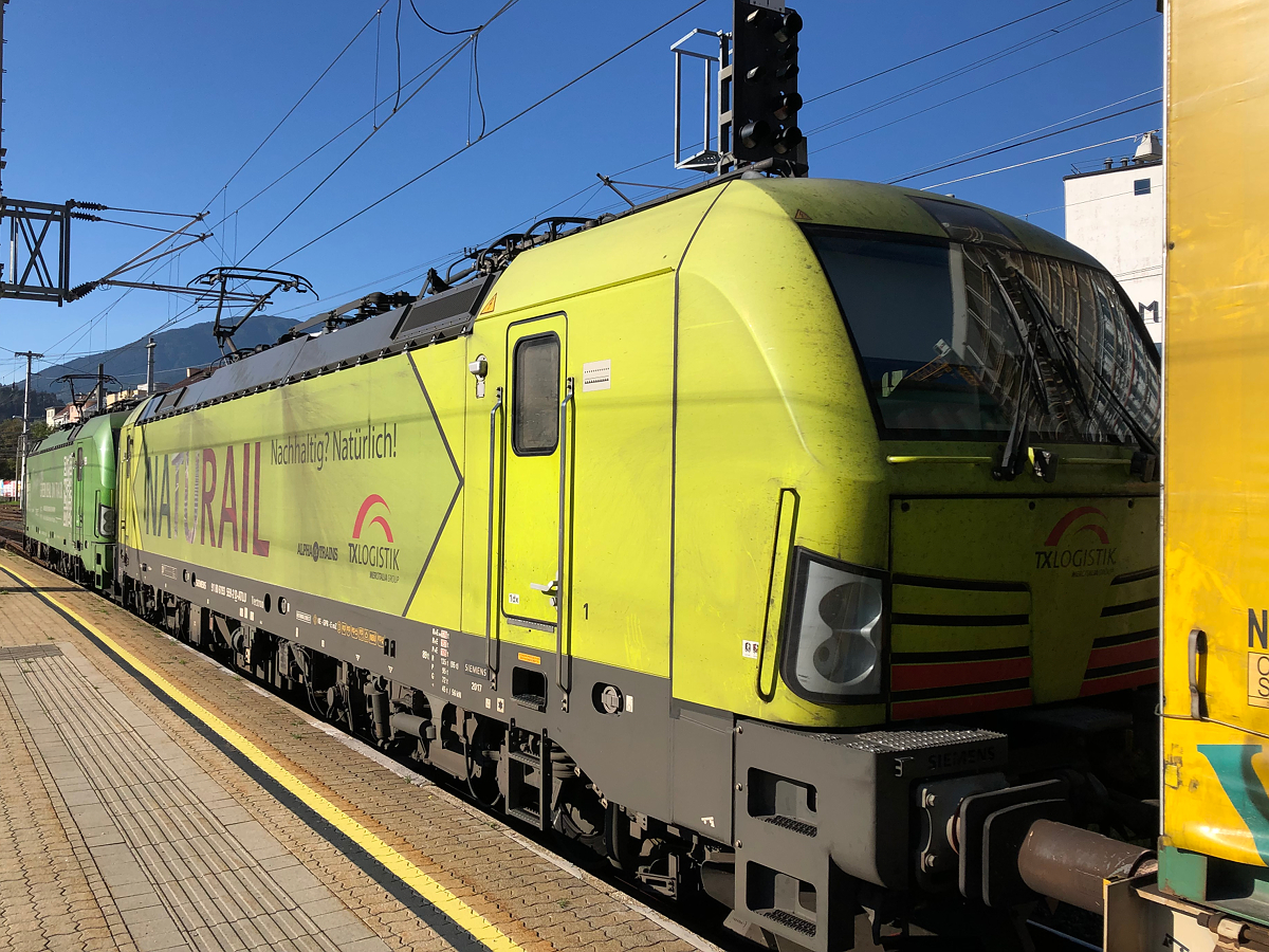 TXLogistik 193 559  Naturail  als zweite Lok des KLV Zuges bei der Durchfahrt durch Innsbruck Hbf Richtung Italien. Aufgenommen am 25.09.2021