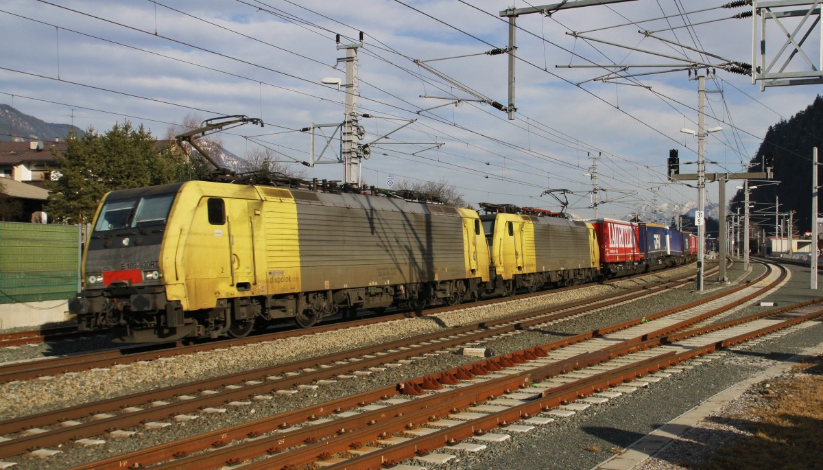 TXLogistik ist am 21.1.2015 mit einem KLV zum Brenner unterwegs. Hier durchfahren 189 930-1 und 189 931-9 den Bahnhof Brixlegg Richtung Brenner nach Italien.