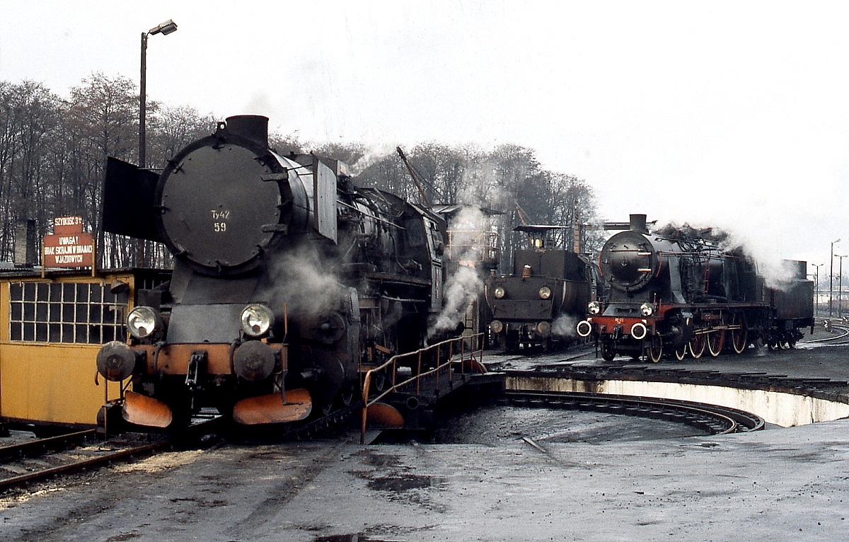 Ty 42-59 im Februar 1989 auf der Drehscheibe in Wolsztyn, im Hintergrund Ok 22-31