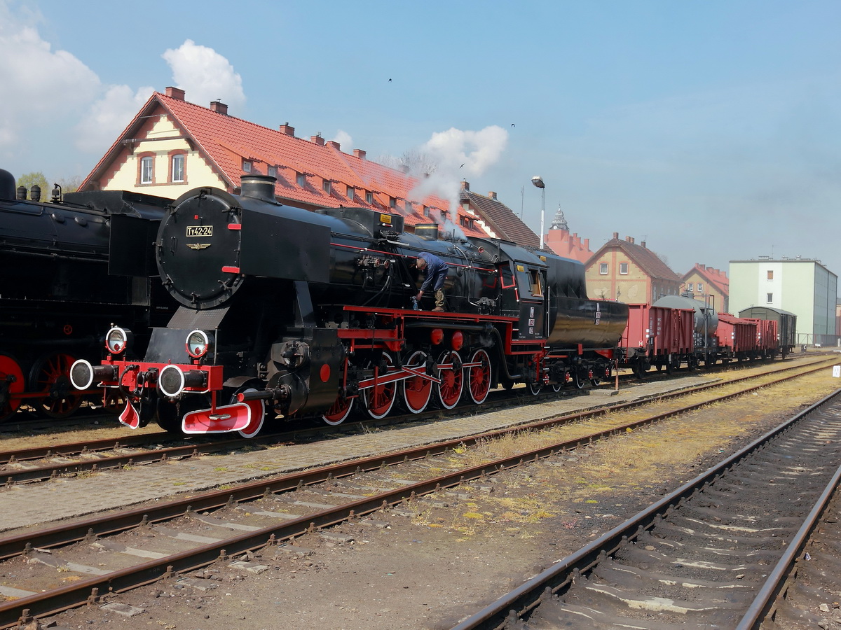 Ty42-24 steht im Bahnhof Wolsztyn am 30. April 2016.


